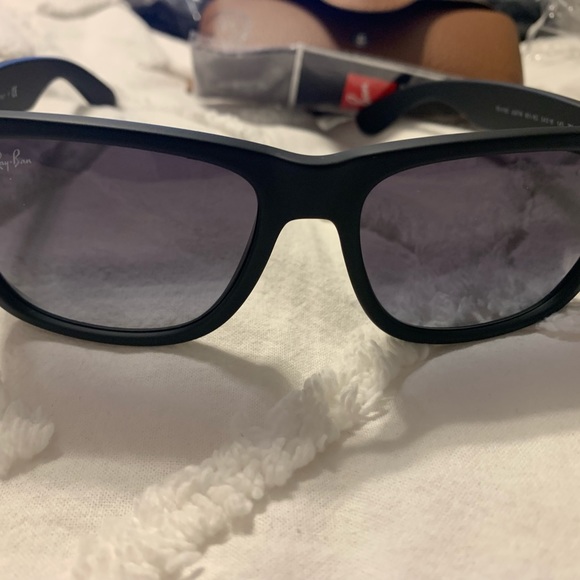 Ray Ban Justin Classic sunglasses. Matte black with gradient, grey lenses. - Picture 4 of 9